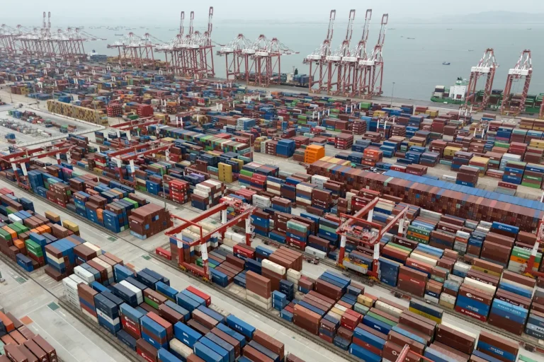 EEUU registra déficit comercial récord de 140 mil millones de dólares