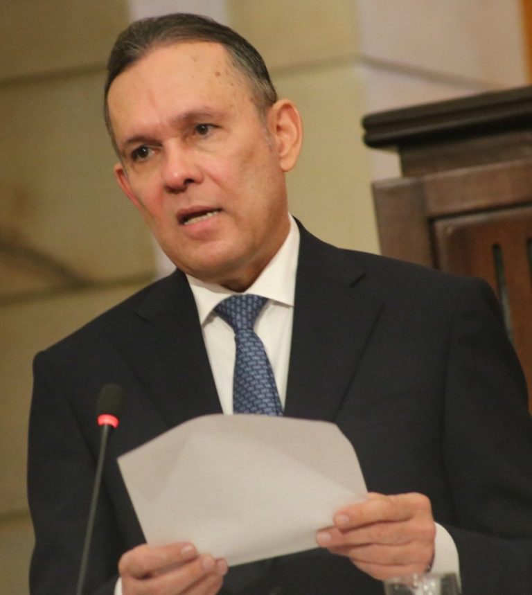 Efraín Cepeda cierra legislatura destacando papel del Congreso como pilar de la democracia