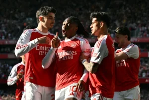 El Arsenal se aferra al córner para recuperar el liderato de la Premier