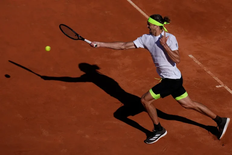 El campeón defensor Alexander Zverev avanza en el Abierto de Italia