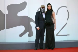 El director de los videoclips de Bad Bunny se lanza al cine en la Mostra con “Barrio triste”