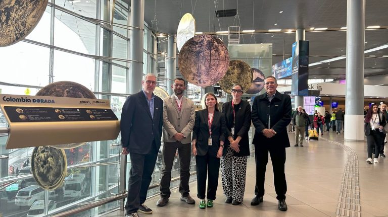 El Dorado y Avianca presentan los destinos inexplorados de Colombia, en una innovadora galería colgante