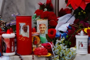 El estado del papa Francisco se mantiene “estable” tras su última crisis respiratoria
