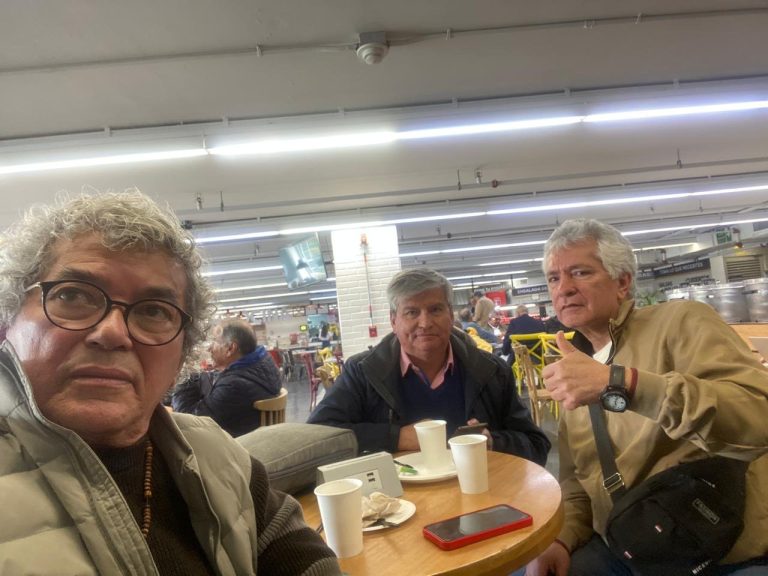 El feliz encuentro mensual de tres periodistas admiradores de la misma mujer