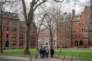 El gobierno de Trump le prohíbe a Harvard inscribir a estudiantes extranjeros