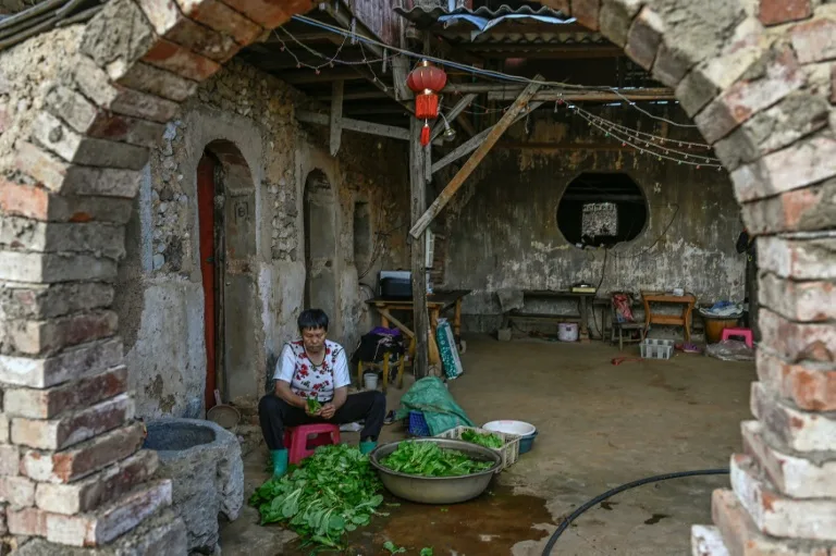 El hombre que construyó un edificio insólito para resistir a un proyecto turístico en China