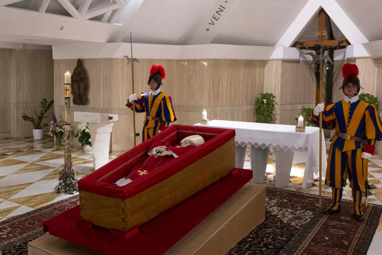 El papa Francisco camino a su tumba en la Tierra