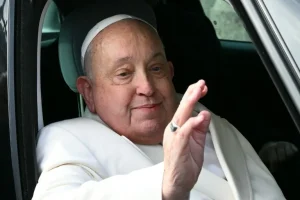 El papa Francisco respira sin mascarilla tras su última recaída