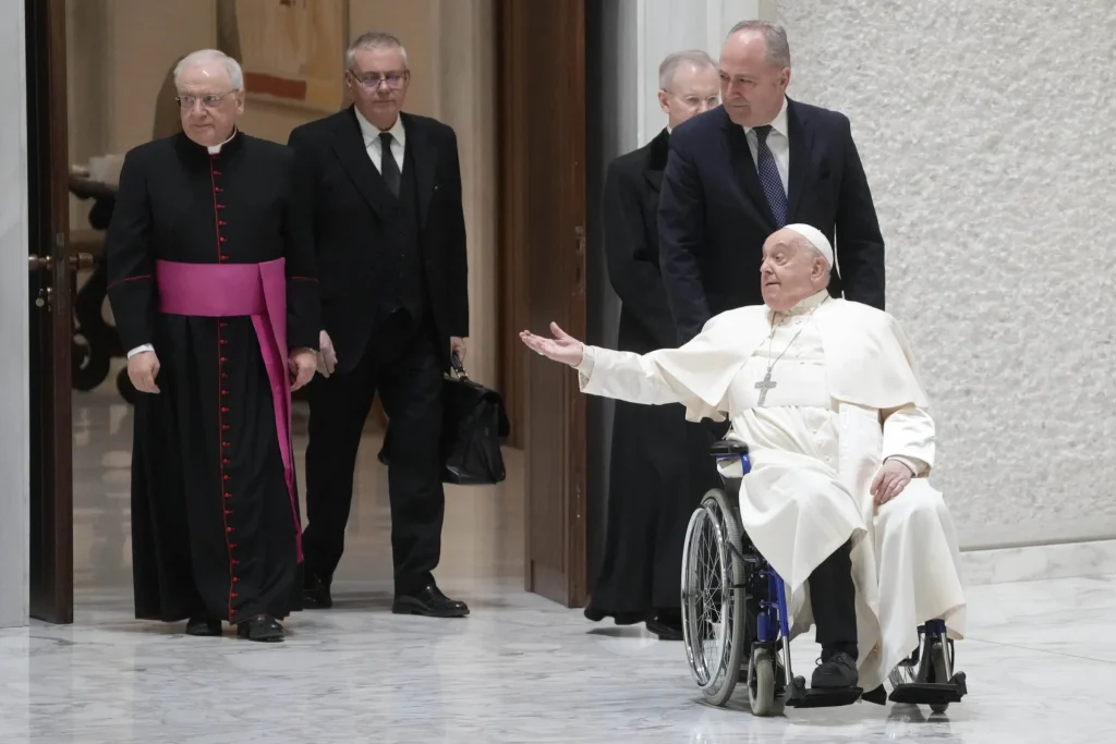 El papa Francisco se lastima el brazo en una caída, la segunda en poco más de un mes