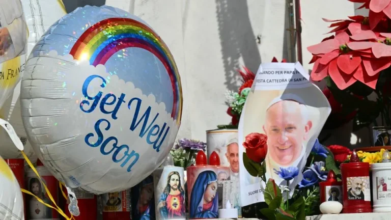 El papa Francisco sigue en estado crítico y con leve insuficiencia renal: Vaticano