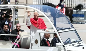 El Papa inicia visita a España confesando su afición al Real Madrid