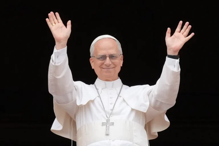 El papa León XIV pide paz en Ucrania y Gaza en su primera bendición dominical como pontífice