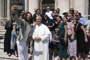 El papa León XIV se reunió con el elenco de The Chosen el Vatican