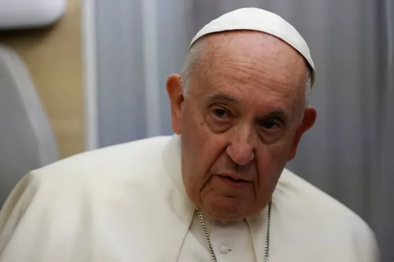 El papa permanecerá hospitalizado por un “cuadro clínico complejo”