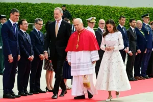 El papa pide acabar con las “narrativas divisivas” en su primer día en España