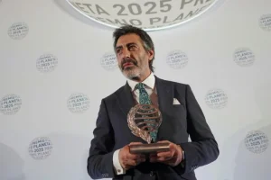 El Premio Planeta recompensa al mediático escritor español Juan del Val