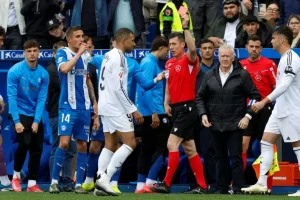 El Real Madrid aguanta el pulso al Barça pese a la roja de Mabppé