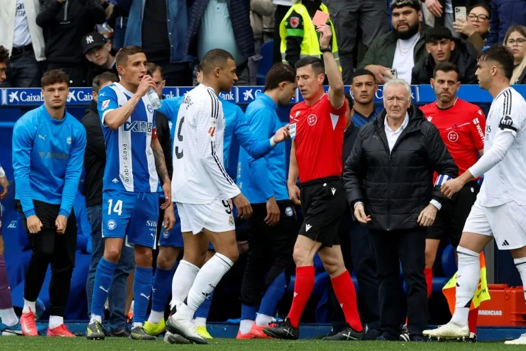 El Real Madrid aguanta el pulso al Barça pese a la roja de Mabppé
