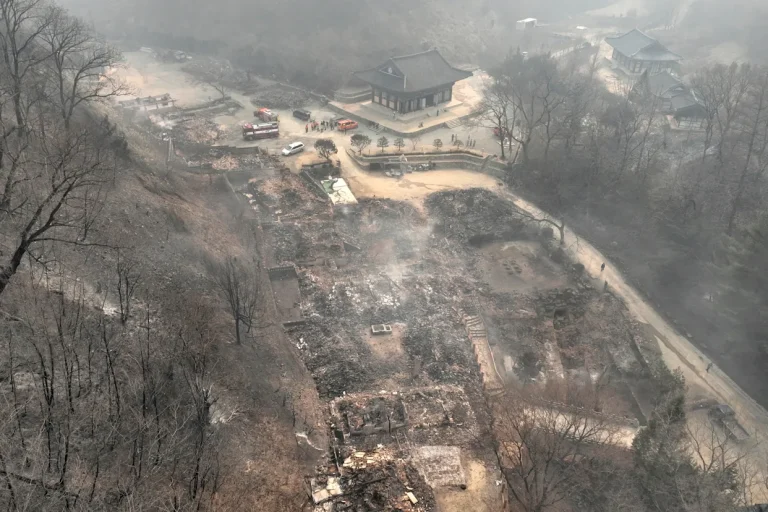 El templo Gounsa, de siglos de antigüedad, queda en ruinas por incendios