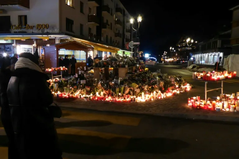 Emotivo homenaje en Suiza a las víctimas del incendio de Año Nuevo
