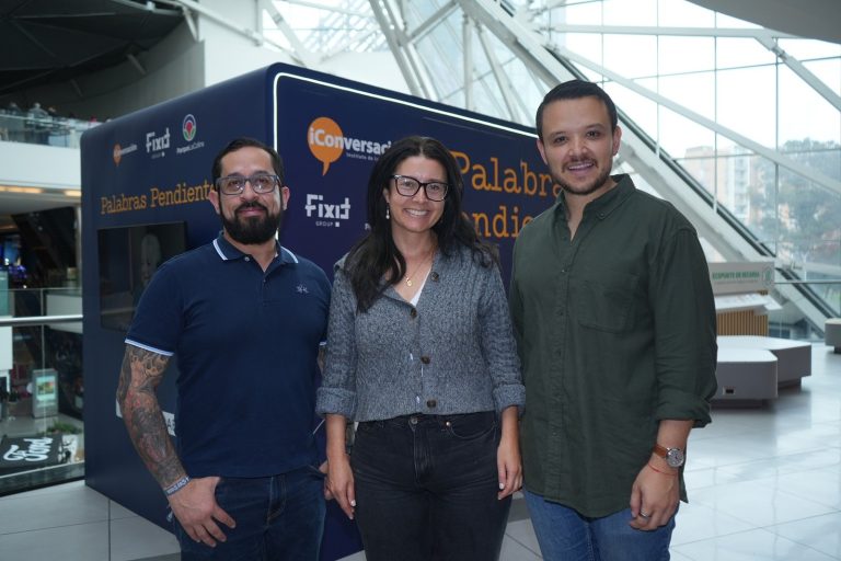 En Bogotá abren espacios de encuentro emocional con cabinas móviles de conversación