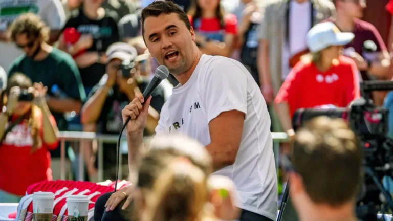 En EEUU, asesinan de un disparo al comentarista conservador Charlie Kirk