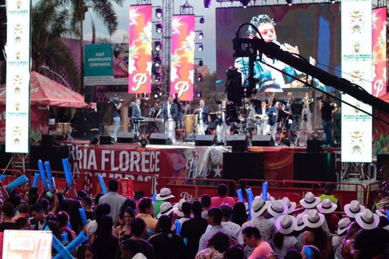 Encantos de Medellín: La Chiva de las Flores, viaje entre montañas, y El Duelo de la Feria, pura música popular