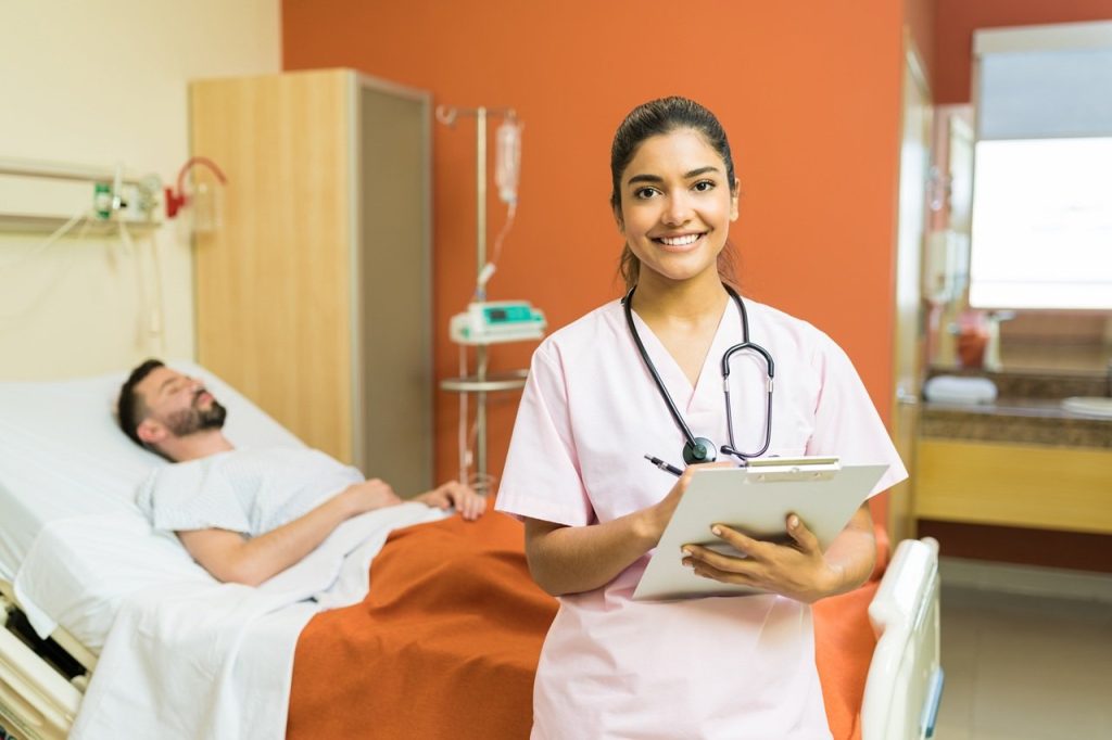 Enfermería: corazón del sistema de salud que sigue enfrentando brechas en Colombia y el mundo