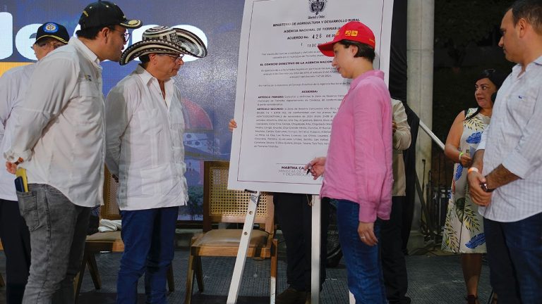Entregan 141 nuevos títulos de predios a campesinos en Ciénaga de Oro, Córdoba