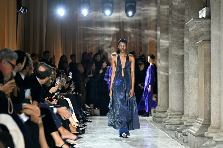 Estrellas de Hollywood en la última muestra de Armani en la Semana de la Moda de Milán