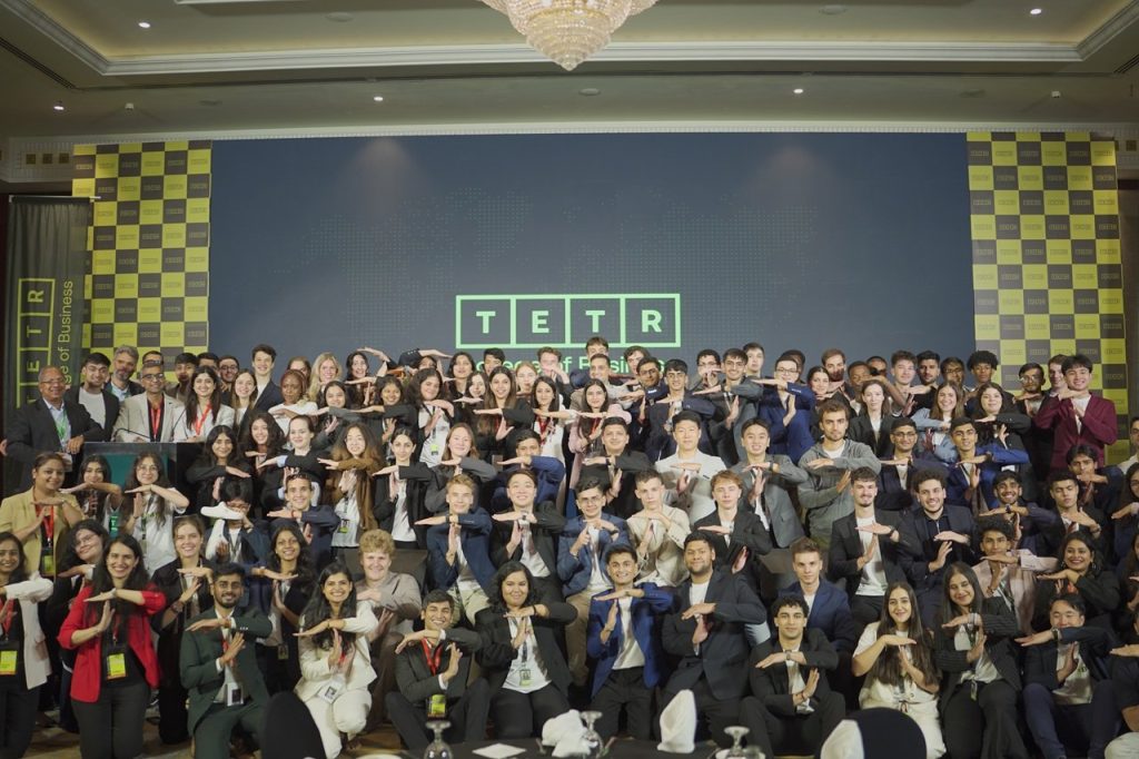 Estudiantes emprendedores colombianos brillan en la escuela de negocios Tetr