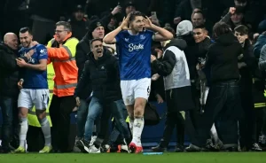Everton y Liverpool honran Goodison Park con un empate agónico