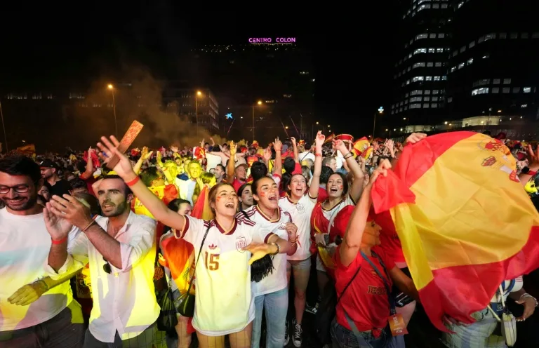 Explosión de alegría en Madrid en noche iluminada por la segunda estrella