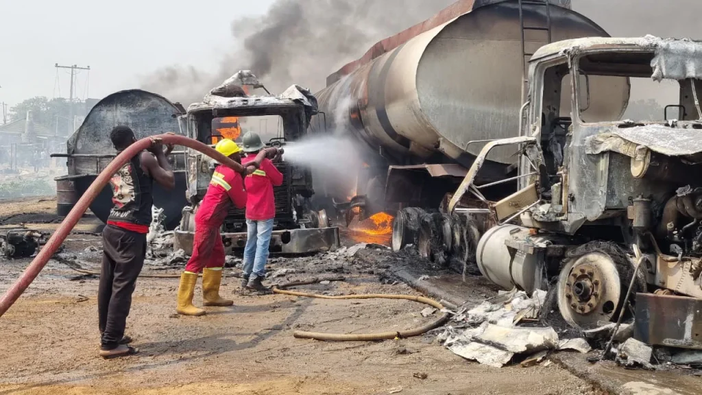 Explosión de camión cisterna mata a al menos 70 personas