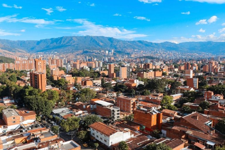 Feria de las Flores impulsa el turismo: búsqueda de vuelos hacia Medellín crece 90 %