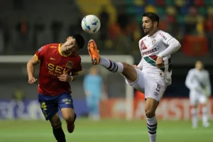 Fluminense y Huracán mandan en sus grupos de Sudamericana pero sienten la presión