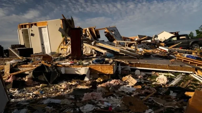 Fuertes tornados amenazan a millones en EE.UU. tras las tormentas que dejaron 28 muertos