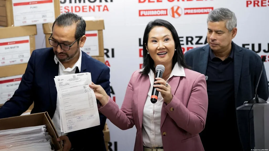 Fujimori recibe credenciales como presidenta de Perú