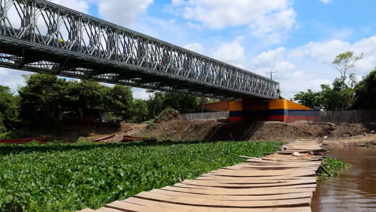 Gobierno entrega puente en Guaranda, Sucre