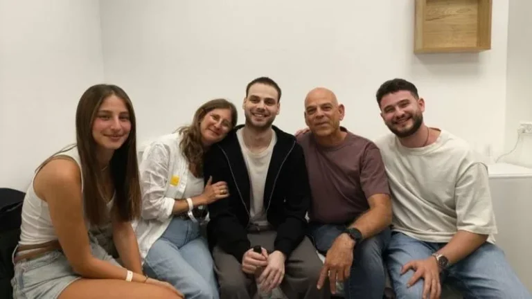 Hamás entrega a los 20 rehenes que mantenía con vida