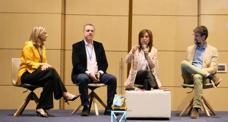 Hiperconexión tecnológica rompe vínculos y afecta salud emocional de niños y jóvenes