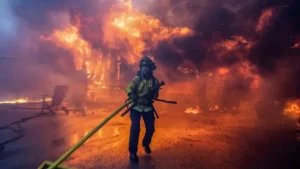 Incendios siguen sembrando el caos en Los Ángeles, cifra de muertos puede aumentar