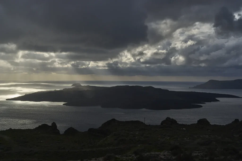 Isla griega impone medidas de protección ante creciente actividad sísmica
