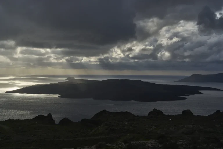 Isla griega impone medidas de protección ante creciente actividad sísmica