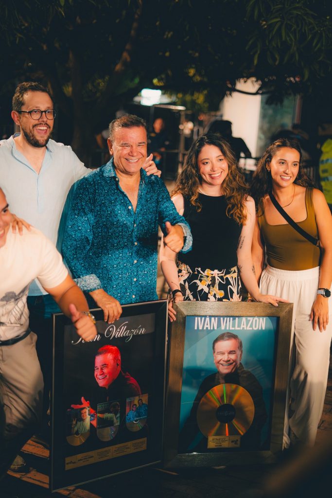 Iván Villazón recibe doble disco de platino en el 59 Festival Vallenato