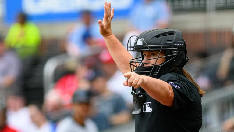 Jen Pawol rompe barrera de género como primera mujer umpire de las Grandes Ligas
