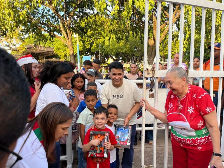 Jorge Celedón alegró la Navidad de los niños de Villanueva