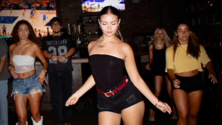 Joven salsera de salsa de Miami vuelve a poner de moda el baile en línea