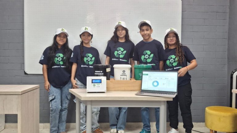 Jóvenes barranquilleros presentaron en Chile un dispositivo que promueve el reciclaje con IA