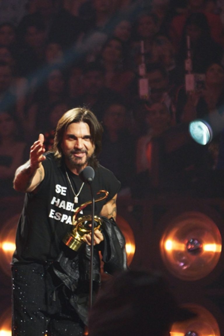 Juanes honró sus raíces al recibir el ‘Premio Lo Nuestro a la Trayectoria’